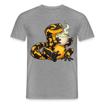 Salamander genießt einen Matcha Latte - Männer T-Shirt - Graphit meliert - Vorne - AI Model Male 178 light (178cm)