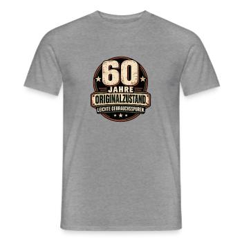 60 Jahre – Originalzustand Gebrauchsspuren - Männer T-Shirt - Graphit meliert - Vorne - AI Model Male 178 light (178cm)