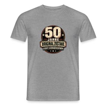 50 Jahre – Originalzustand Gebrauchsspuren - Männer T-Shirt - Graphit meliert - Vorne - AI Model Male 178 light (178cm)