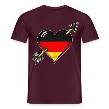 Deutschland Flagge Herz mit Pfeil - Männer T-Shirt - Ziegelrot - Vorne - AI Model Male 178 light (178cm)