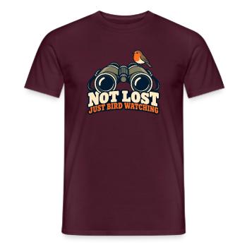 Nicht verlorene Vogelbeobachtung - Männer T-Shirt - Ziegelrot - Vorne - AI Model Male 178 light (178cm)