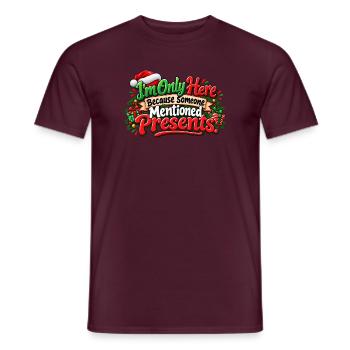 Nur hier für Geschenke - Männer T-Shirt - Ziegelrot - Vorne - AI Model Male 178 light (178cm)