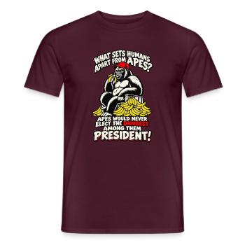 Banana Banter: Affensatire über Präsidenten - Männer T-Shirt - Ziegelrot - Vorne - AI Model Male 178 light (178cm)