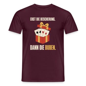 Erst die Bescherung dann die Buben – Skat - Männer T-Shirt - Ziegelrot - Vorne - AI Model Male 178 light (178cm)