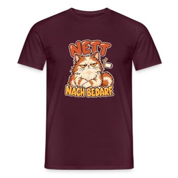Grimmige Katze mit Spruchdruck - Männer T-Shirt - Ziegelrot - Vorne - AI Model Male 178 light (178cm)