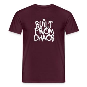 Aus Chaos gebaut - Männer T-Shirt - Ziegelrot - Vorne - AI Model Male 178 light (178cm)