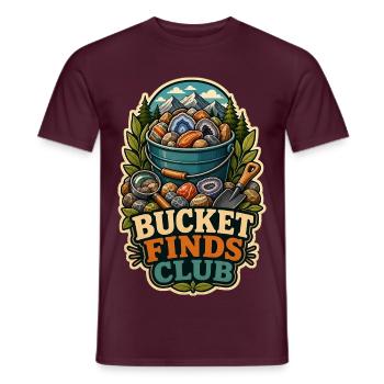 BUCKET FINDS CLUB - Männer T-Shirt - Ziegelrot - Vorne - AI Model Male 178 light (178cm)
