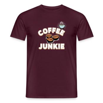 Coffee Junkie - Kaffeebohnen und Tasse - Männer T-Shirt - Ziegelrot - Vorne - AI Model Male 178 light (178cm)