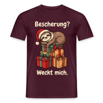Schlafendes Faultier mit Weihnachtsmütze - Männer T-Shirt - Ziegelrot - Vorne - AI Model Male 178 light (178cm)