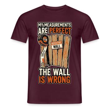 Perfekte Maße, Wand ist falsch - Männer T-Shirt - Ziegelrot - Vorne - AI Model Male 178 light (178cm)