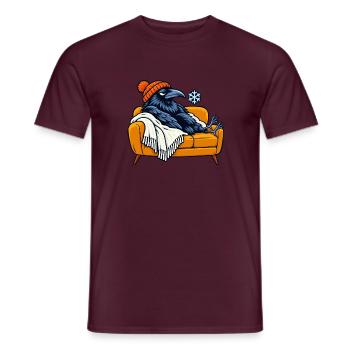 Rabe auf Cozy Couch - Männer T-Shirt - Ziegelrot - Vorne - AI Model Male 178 light (178cm)