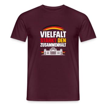 Vielfalt stärkt den Zusammenhalt – Demokratie - Männer T-Shirt - Ziegelrot - Vorne - AI Model Male 178 light (178cm)
