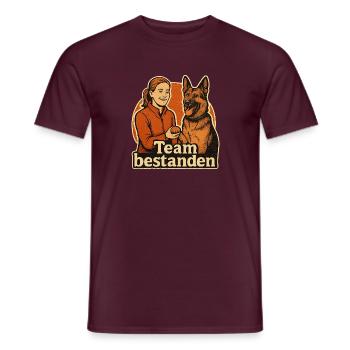Begleithundeprüfung bestanden als starkes Team - Männer T-Shirt - Ziegelrot - Vorne - AI Model Male 178 light (178cm)