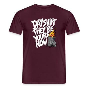 Day Shift Handoff Pflegekraft Nachtschit - Männer T-Shirt - Ziegelrot - Vorne - AI Model Male 178 light (178cm)