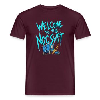 Welcome To The NOC Shift Typografie Pflege RN - Männer T-Shirt - Ziegelrot - Vorne - AI Model Male 178 light (178cm)