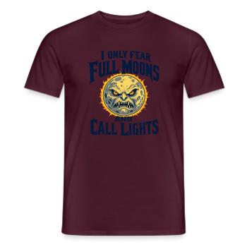 I Only Fear Full Moons Pflege Nachtschicht - Männer T-Shirt - Ziegelrot - Vorne - AI Model Male 178 light (178cm)