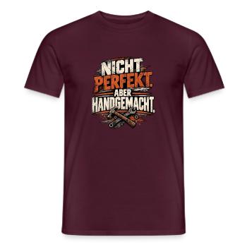 Nicht perfekt aber handgemacht – Handwerker - Männer T-Shirt - Ziegelrot - Vorne - AI Model Male 178 light (178cm)