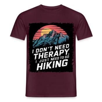 Ich Brauche Keine Therapie, Ich Muss Nur Wandern - Männer T-Shirt - Ziegelrot - Vorne - AI Model Male 178 light (178cm)