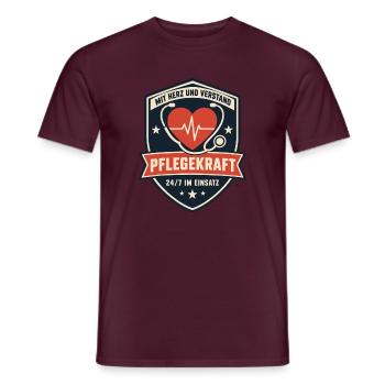 Pflegekraft Mit Herz und Verstand 24/7 im Einsatz - Männer T-Shirt - Ziegelrot - Vorne - AI Model Male 178 light (178cm)