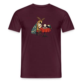 Motte am Licht - Männer T-Shirt - Ziegelrot - Vorne - AI Model Male 178 light (178cm)