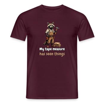 My Tape Measure Has Seen Things - Männer T-Shirt - Ziegelrot - Vorne - AI Model Male 178 light (178cm)