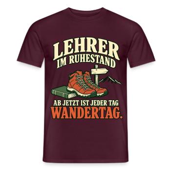 Lehrer im Ruhestand – Jeder Tag ist Wandertag - Männer T-Shirt - Ziegelrot - Vorne - AI Model Male 178 light (178cm)