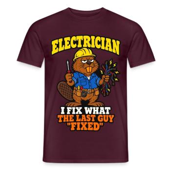 Elektriker Ich repariere das, was der letzte Mann repariert hat, lustig - Männer T-Shirt - Ziegelrot - Vorne - AI Model Male 178 light (178cm)