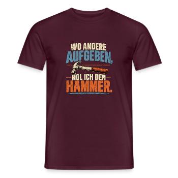 Wo andere aufgeben hol ich den Hammer - Männer T-Shirt - Ziegelrot - Vorne - AI Model Male 178 light (178cm)