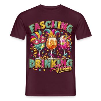 Fasching Drinking Team – Bunte Partygläser - Männer T-Shirt - Ziegelrot - Vorne - AI Model Male 178 light (178cm)