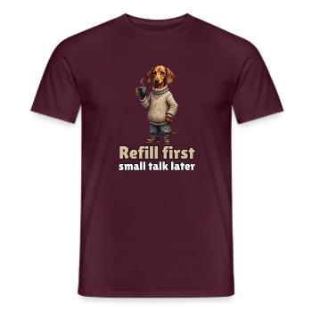 Refill First, Small Talk Later – Kaffee-Dackel - Männer T-Shirt - Ziegelrot - Vorne - AI Model Male 178 light (178cm)