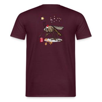 Stechmücke freut sich auf Weihnachten - Männer T-Shirt - Ziegelrot - Hinten - AI Model Male 178 light (178cm)