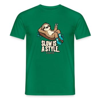 Slow Is a Style – Entspanntes Faultier | ODDROO - Männer T-Shirt - Kelly Green - Vorne - AI Model Male 178 dark (178cm)