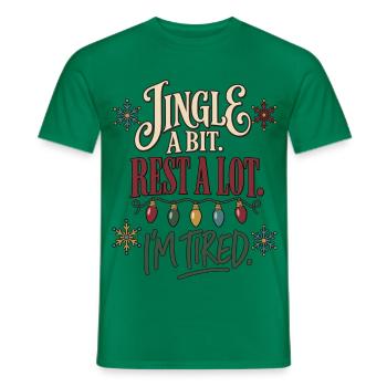 Jingle a Bit Rest a Lot – Weihnachten Müde - Männer T-Shirt - Kelly Green - Vorne - AI Model Male 178 dark (178cm)