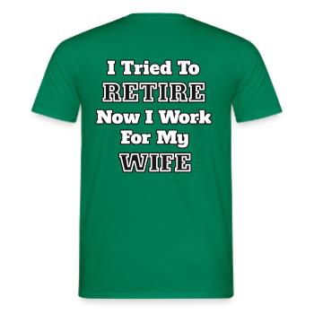 052 Ich habe versucht in Rente zu gehen, jetzt arbeite ich für meine Frau - Männer T-Shirt - Kelly Green - Hinten - AI Model Male 178 dark (178cm)