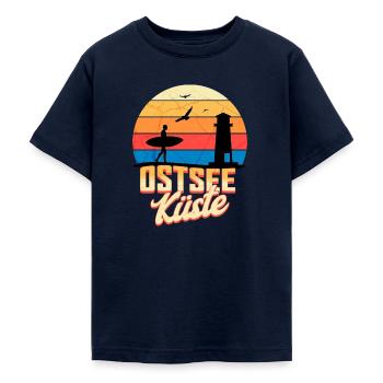 Ostsee Küste – Wellenrauschen und Meerblick - Teenager T-Shirt - Navy - Vorne - AI Model Teenager Male light (155cm)