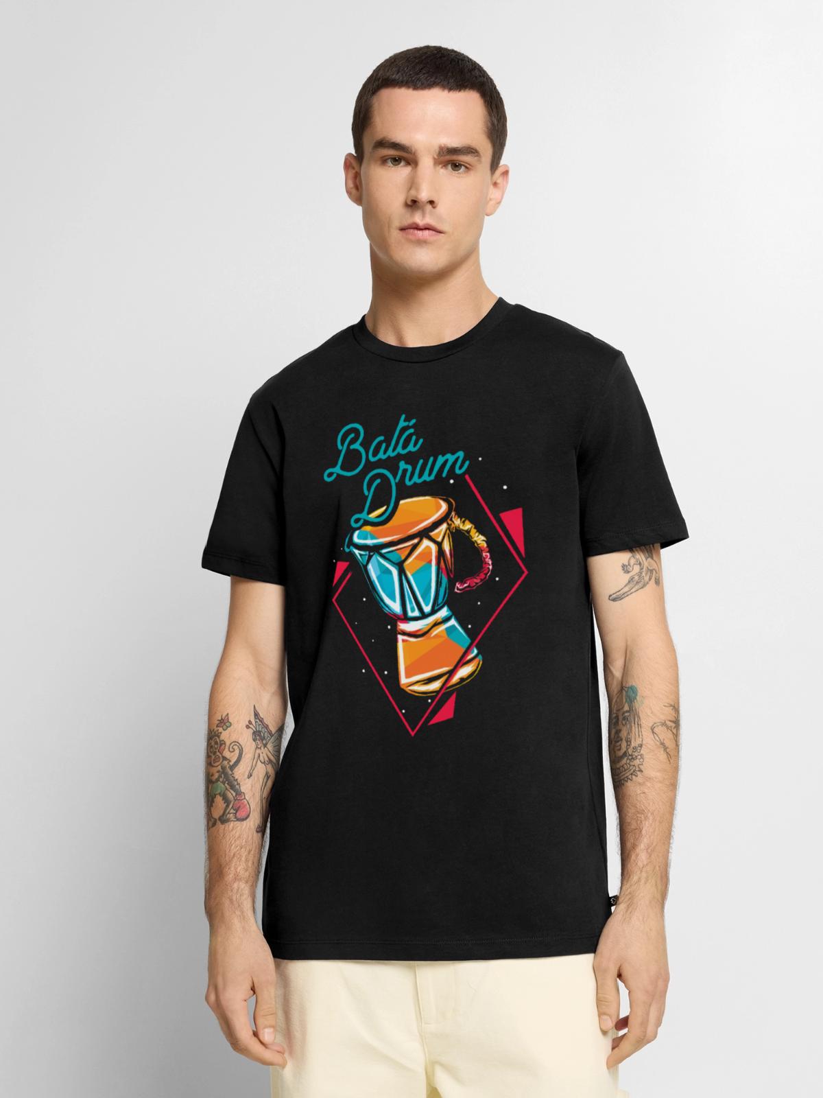 Rhythmische Bata Zeremonialtrommel - Männer Premium Bio T-Shirt - Schwarz - Vorne - Nico (187cm)