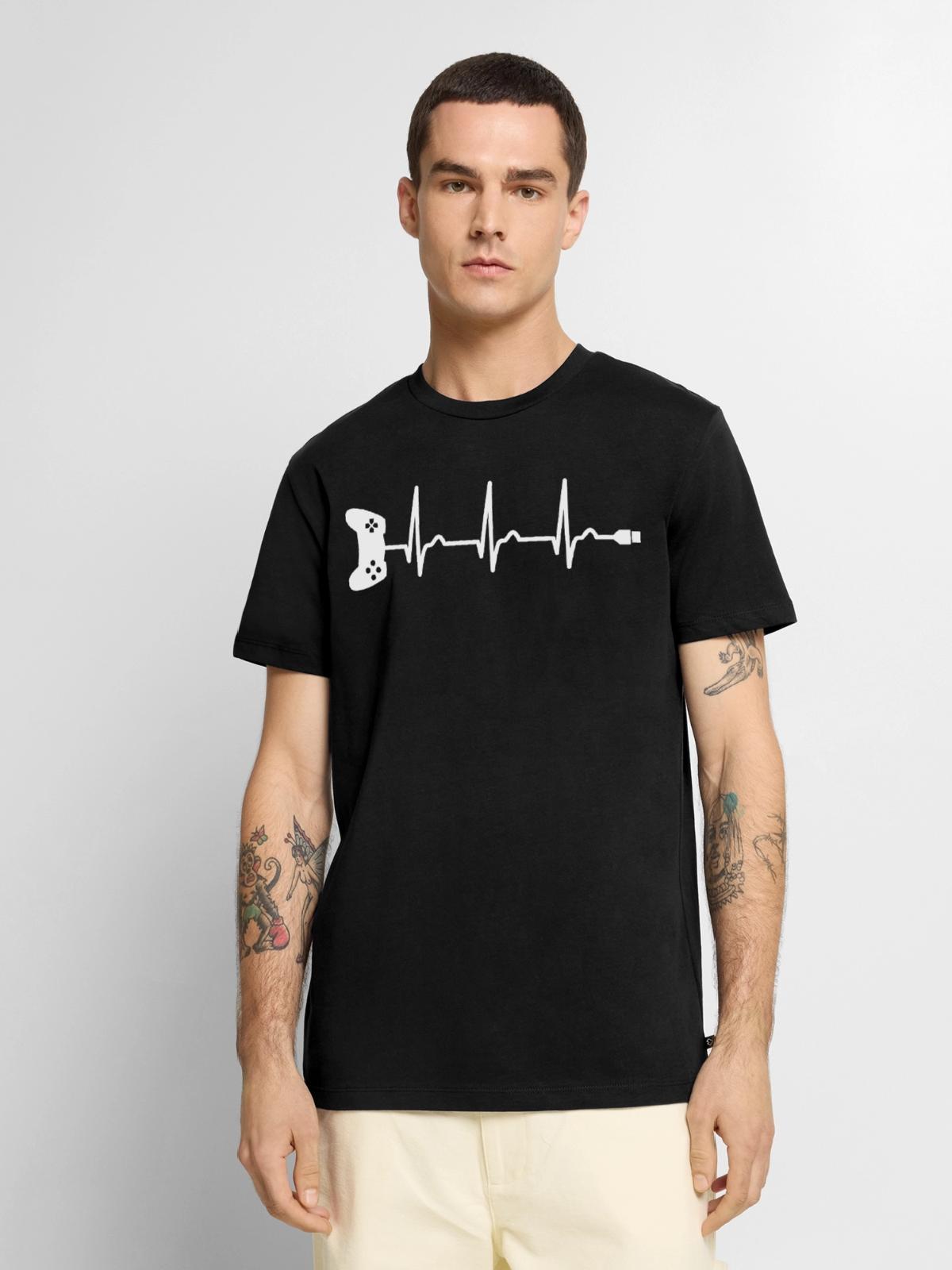 EKG - Herzkurve - Puls - Gamer - Controller - Männer Premium Bio T-Shirt - Schwarz - Vorne - Nico (187cm)