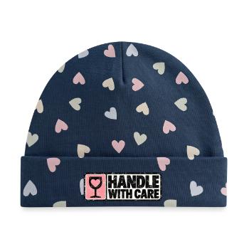 Handle With Care – Herz Retro Design - Baby Premium Organic Mütze - Marineblau/Bunte Herzen - Vorne