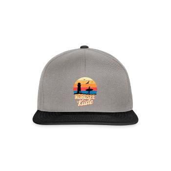 Nordsee Küste – Wellen, Wind und Freiheit - Snapback Cap - Graphit/Schwarz - Vorne