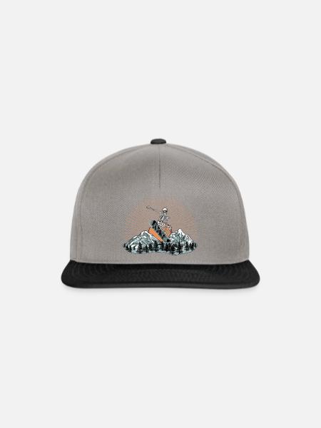Skelett-Snowboarder über Berglandschaft - Snapback Cap - Graphit/Schwarz