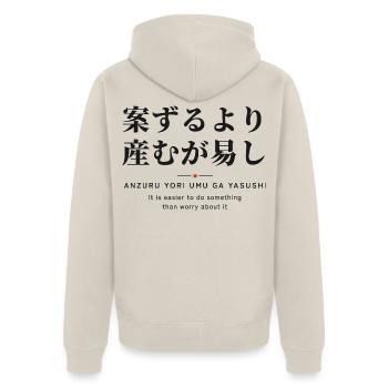 案ずるより産むが易し — Tun statt Angst - Unisex Premium Bio Zip Hoodie - Beige - Hinten - Thijin (182cm)
