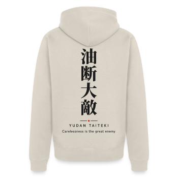 Yudan Taiteki 油断大敵 — Lass niemals deine Wachsamkeit fallen - Unisex Premium Bio Zip Hoodie - Beige - Hinten - Thijin (182cm)