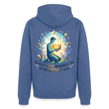 Du_musst_nichts_besonderes_zun_um_besonders_zu_ - Unisex Premium Bio Zip Hoodie - Taubenblau - Hinten - Nico (187cm)