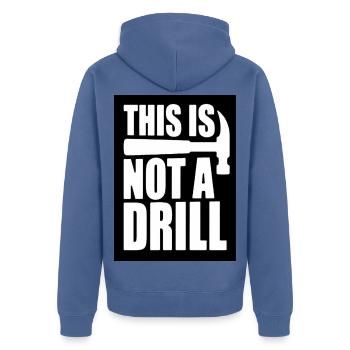 Das ist kein Drill-Bold-Grafik-Tee - Unisex Premium Bio Zip Hoodie - Taubenblau - Hinten - Nico (187cm)