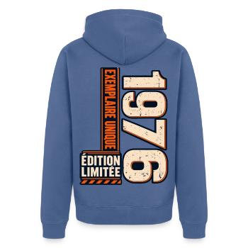 50-jähriges Jubiläum 1976 – Vintage-Herrengeschenk - Unisex Premium Bio Zip Hoodie - Taubenblau - Hinten - Nico (187cm)