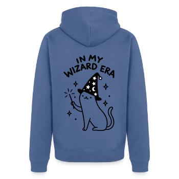 In My Wizard Era – Magische Zauberkatze - Unisex Premium Bio Zip Hoodie - Taubenblau - Hinten - Nico (187cm)