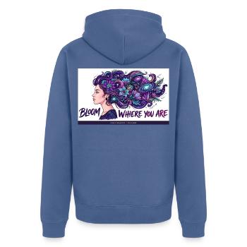 Kosmische Blüten im Haar - Unisex Premium Bio Zip Hoodie - Taubenblau - Hinten - Nico (187cm)