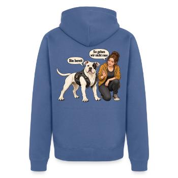 Biker-Bulldog_mit_skeptischer_Halterin - Unisex Premium Bio Zip Hoodie - Taubenblau - Hinten - Nico (187cm)