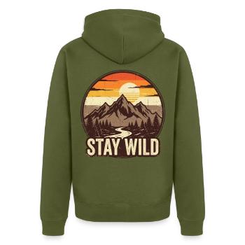 Stay Wild – Bergabenteuer-Abzeichen - Unisex Premium Bio Zip Hoodie - Khaki - Hinten - Nico (187cm)