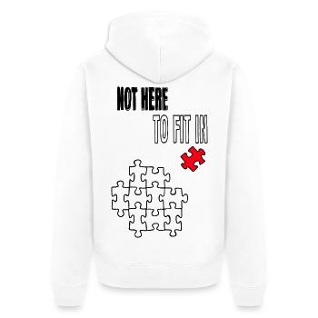 Not Here to Fit In – Rotes Puzzleteil Statement - Unisex Premium Bio Zip Hoodie - Weiß - Hinten - Thijin (182cm)